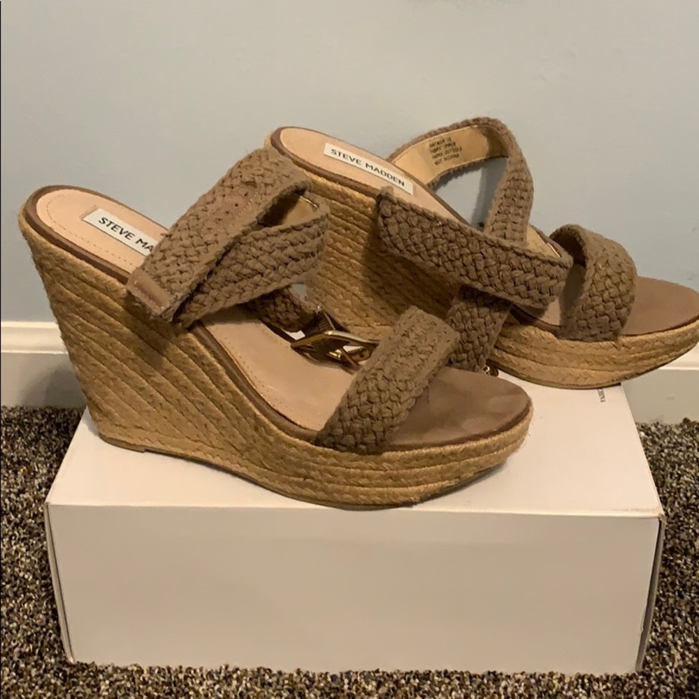 Khaki wedge